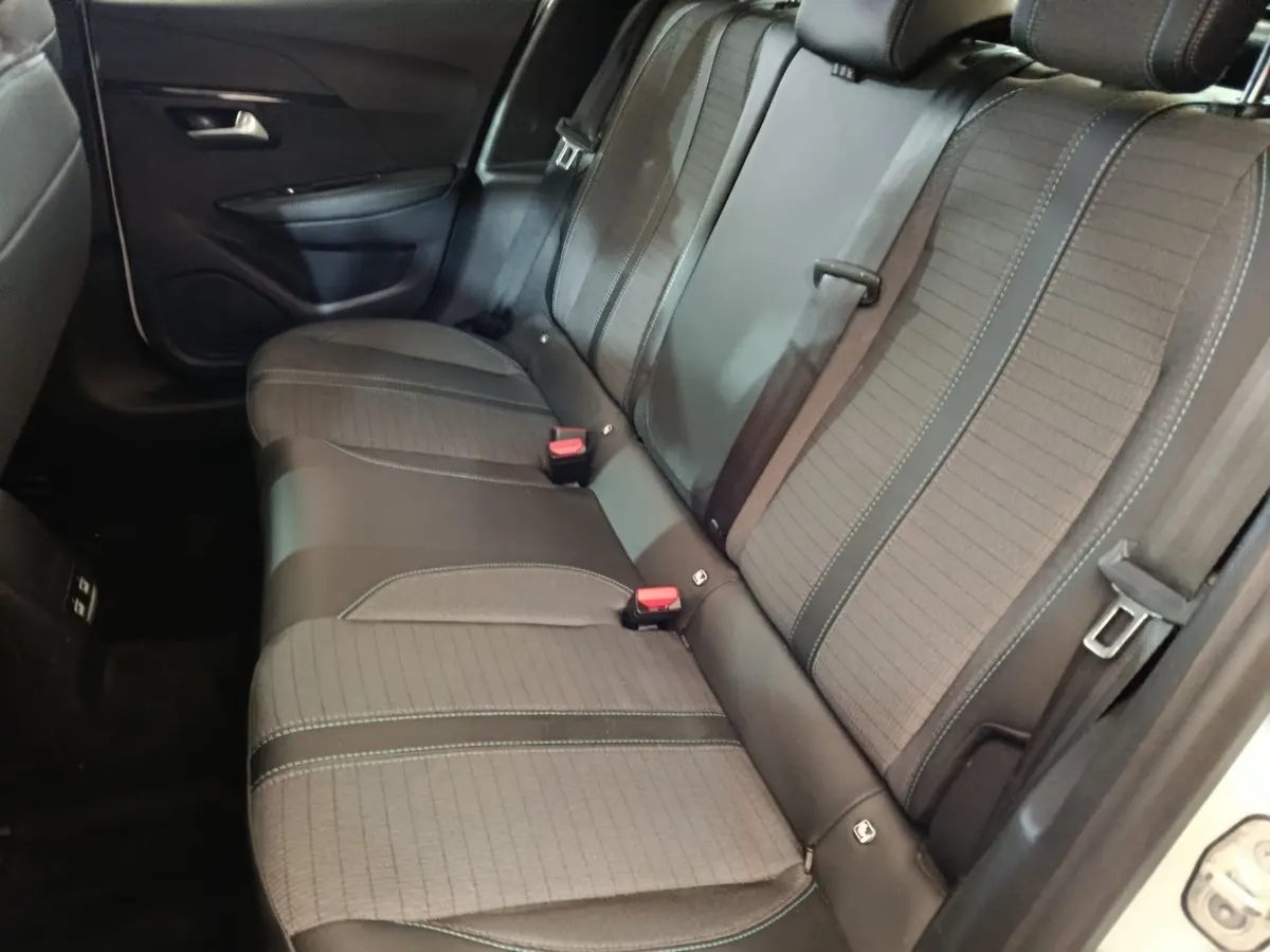 Vue intérieure côté droit sur la banquette arrière grise et noire de la Peugeot 208 PureTech 100 S&S Allure Business 2021.