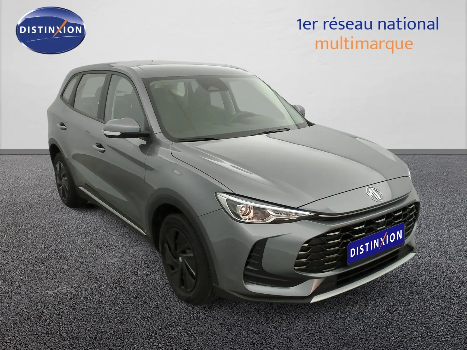 MG ZS 2026 gris Hampstead, vue 3/4 avant droit, avec jantes acier noires et calandre imposante.