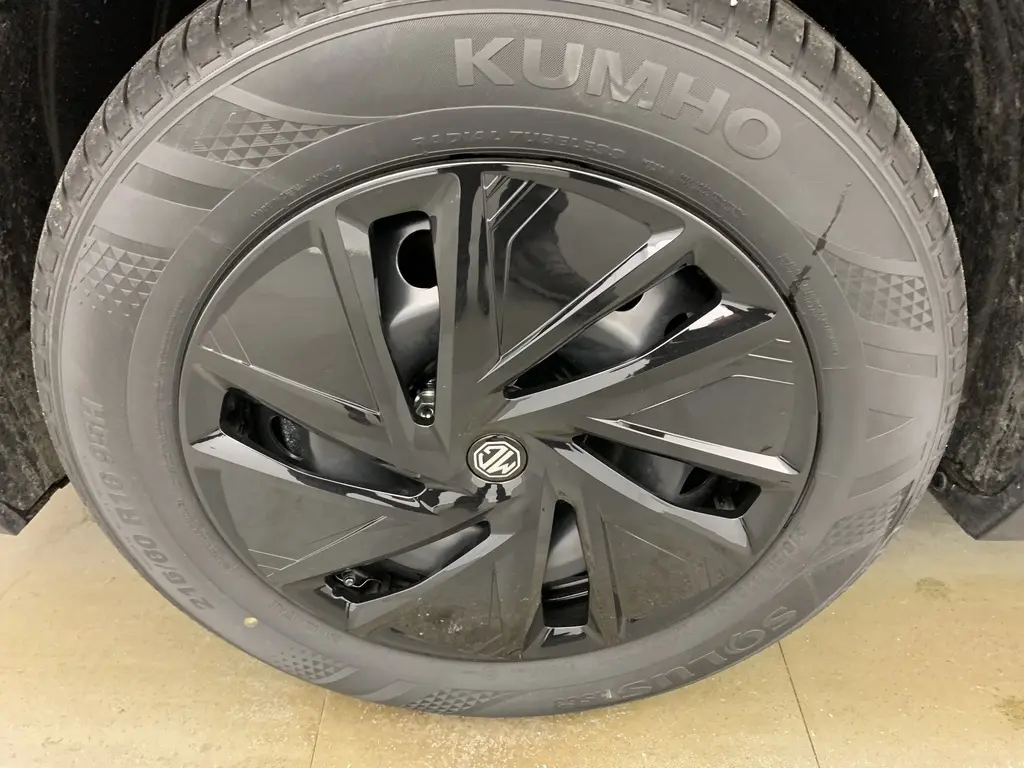 Gros plan sur la jante acier noire avec enjoliveur aérodynamique du MG ZS 1.5 L Hybrid+ Hampstead Grey.