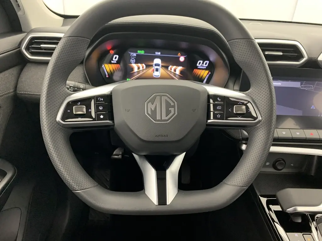 Vue rapprochée du volant multifonction noir perforé de la MG ZS 2026 avec tableau de bord numérique et écran tactile.