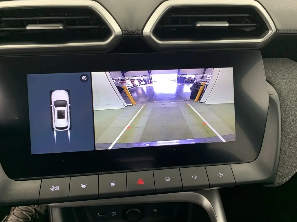 Écran tactile 10,25'' du MG ZS 1.5 L Hybrid+ montrant la caméra de recul et l'affichage 360° intérieur.