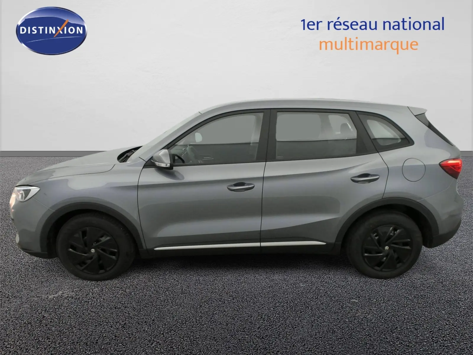 Profil gauche du MG ZS 1.5 L Hybrid+ 2026 en gris Hampstead avec jantes acier noires et poignées ton carrosserie.