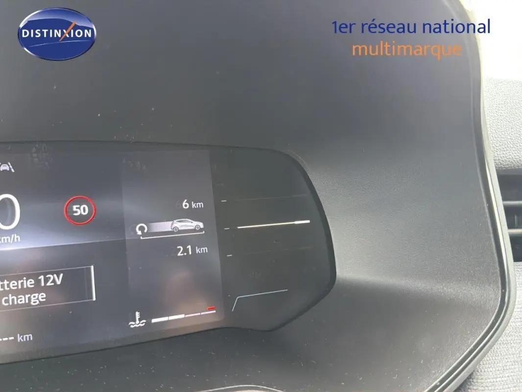 Tableau de bord numérique de Renault Clio gris foncé, affichant la vitesse et l'assistance au maintien de voie.