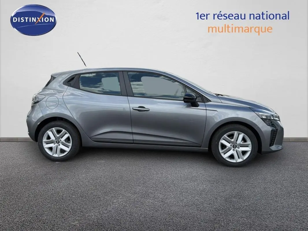 Profil droit d'une Renault Clio gris foncé 2026, compacte avec vitres surteintées et jantes alliage.