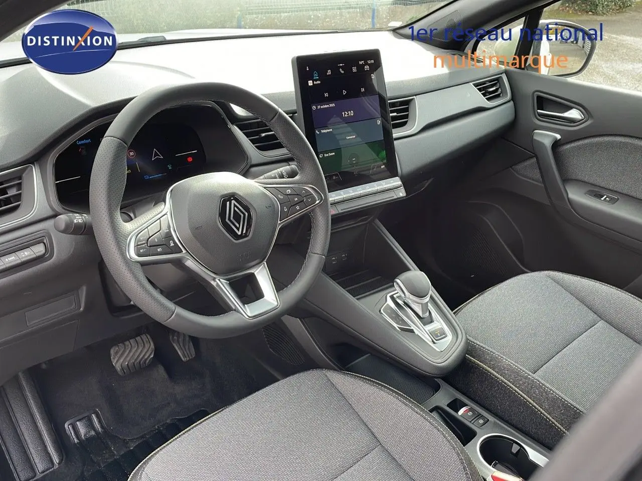 Intérieur du Renault Captur E-Tech 2025 vu côté conducteur, avec tableau de bord numérique et écran tactile vertical.