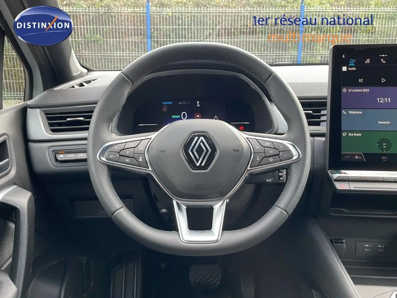 Intérieur du Renault Captur E-Tech 2025, vue frontale du volant multifonction et tableau de bord numérique.