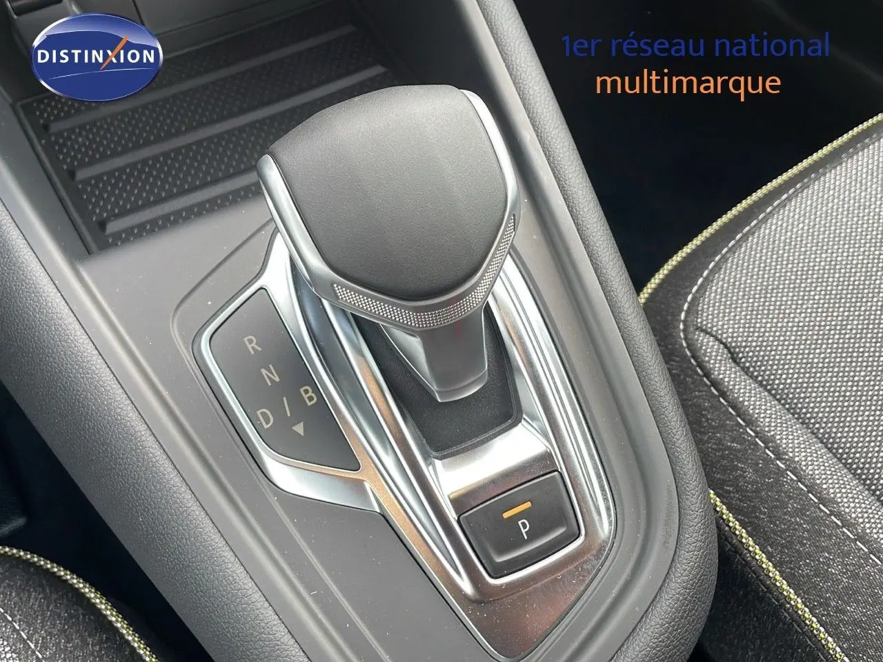 Le levier de vitesses automatique noir et chrome du Renault Captur E-Tech Hybrid, avec détail des modes de conduite.