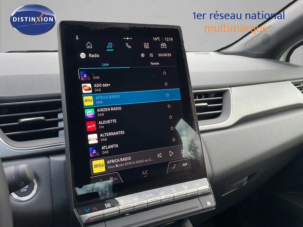 Intérieur du Renault Captur E-Tech hybride 2025 montrant l'écran tactile central et la planche de bord grise.