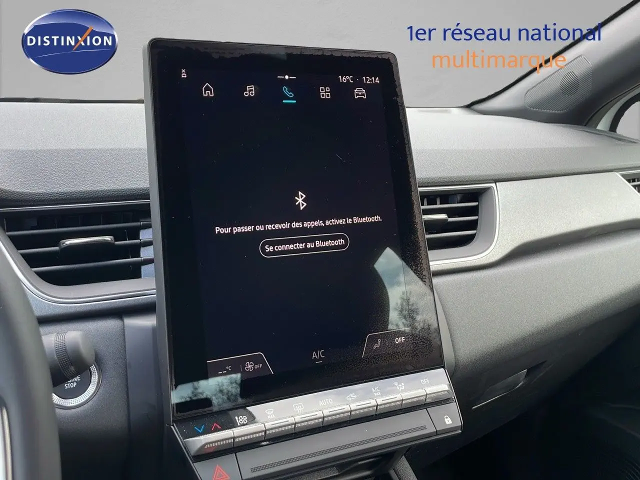 Tablette tactile verticale du tableau de bord du Renault Captur blanc nacré, vue intérieure côté passager.