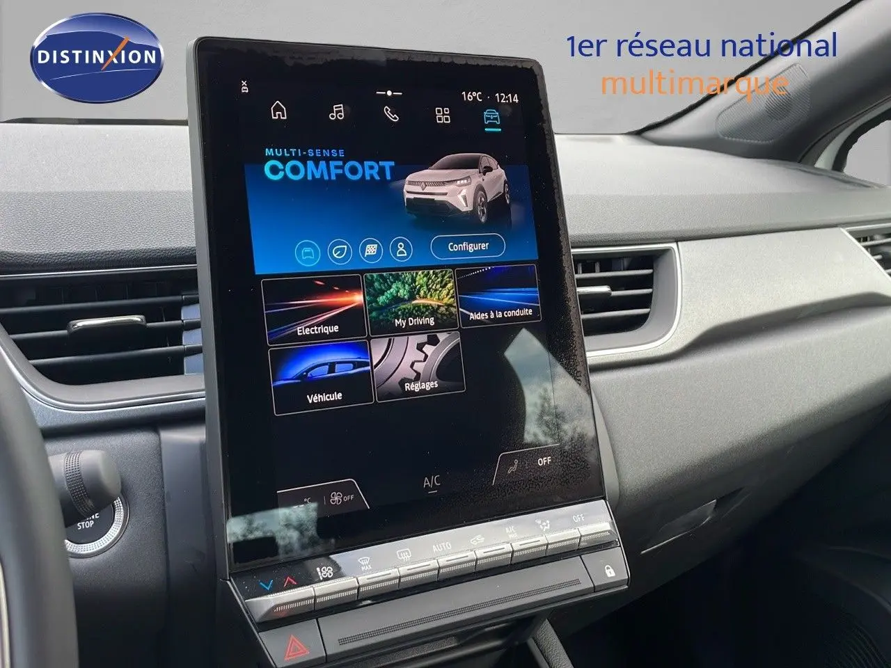 Écran tactile central du tableau de bord du Renault Captur E-Tech blanc nacré, affichant le mode confort multimode.