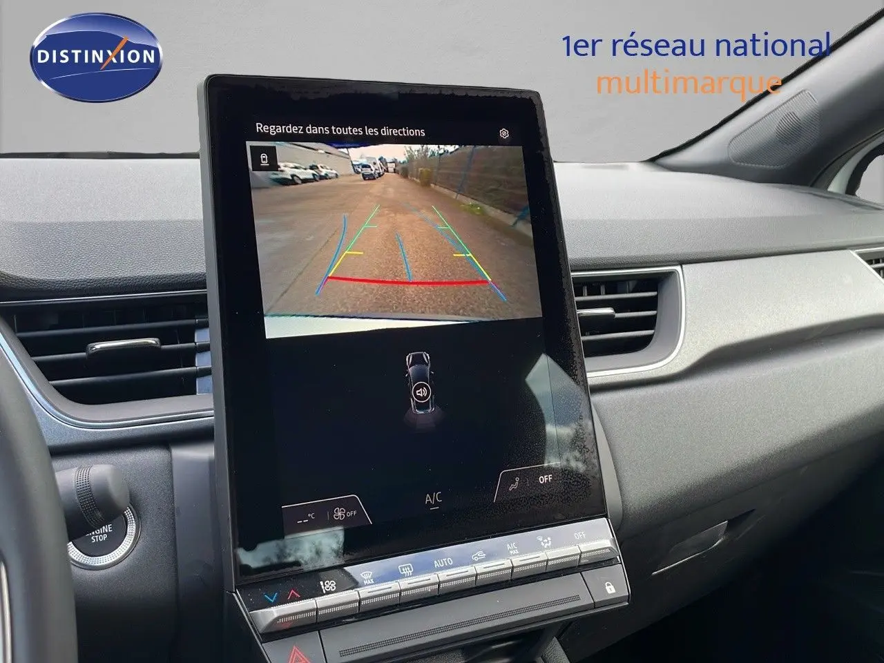 Écran central affichant la caméra de recul dans l'habitacle du Renault Captur blanc nacré toit beige, vue côté passager.