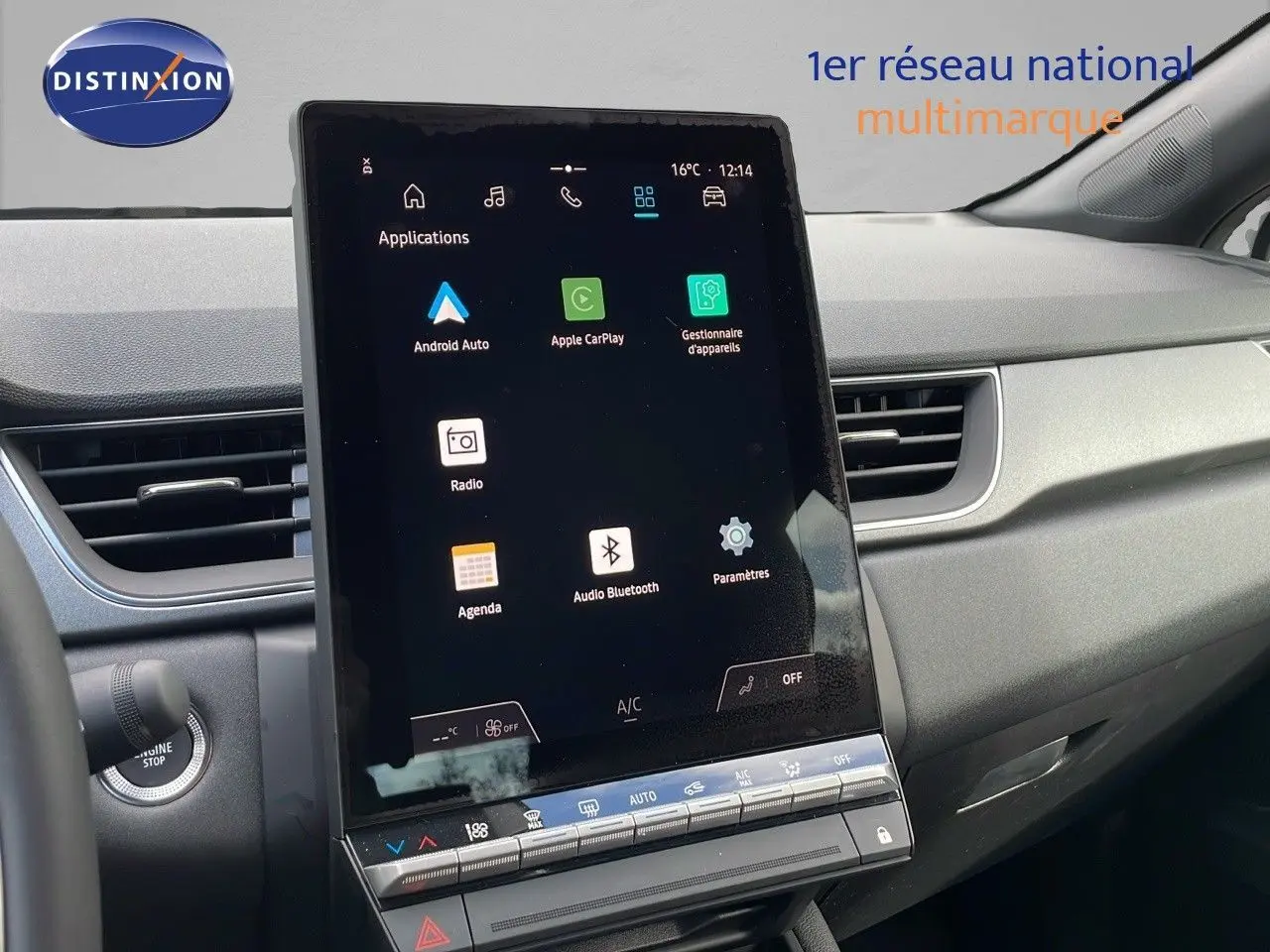 Intérieur du Renault Captur 2025, écran tactile central en vue rapprochée, tableau de bord gris clair.