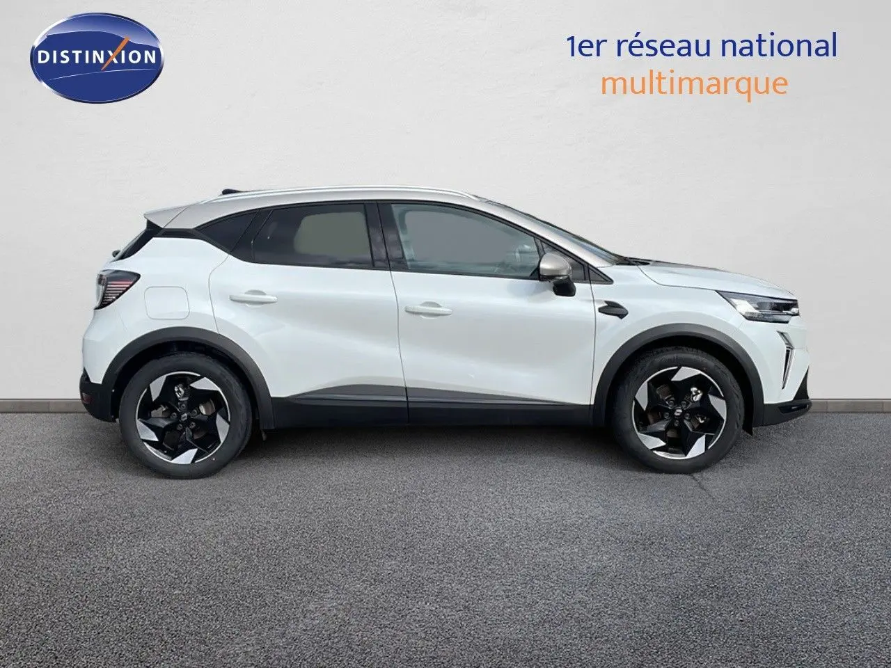 Profil côté gauche d'un Renault Captur blanc nacré avec toit beige, version hybride 2025, sur fond neutre.