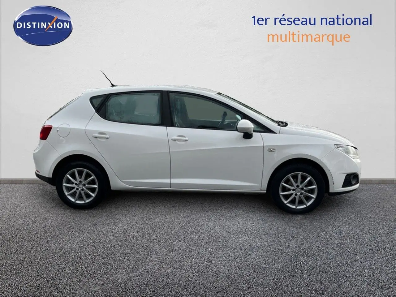 Profil côté droit d'une SEAT Ibiza blanche 2010 1.6 TDI 90CH STYLE diesel avec jantes alliage et carrosserie compacte.