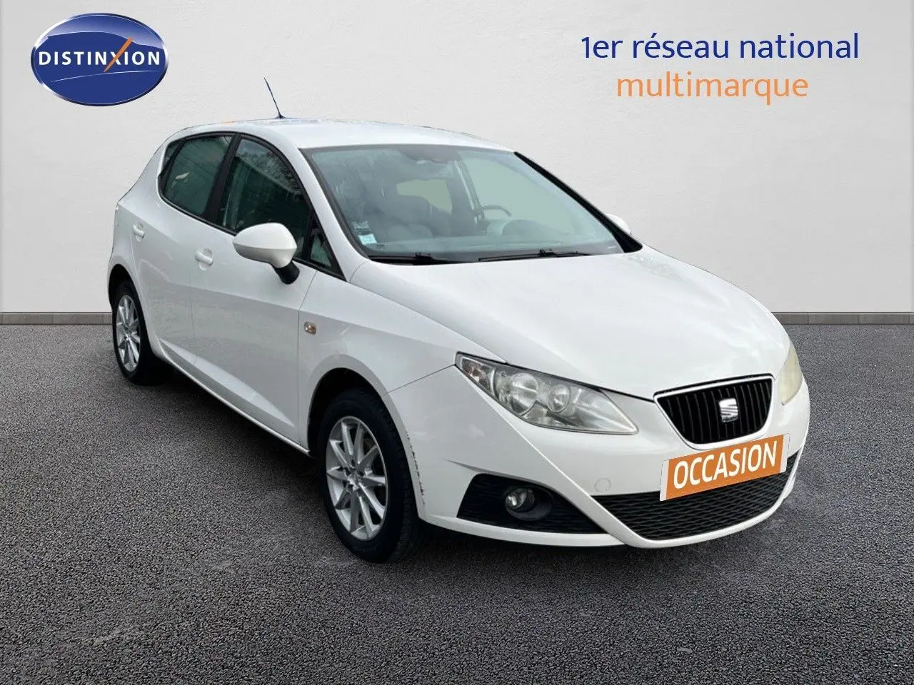 SEAT Ibiza 1.6 TDI blanche vue 3/4 avant droit avec calandre noire et plaque "OCCASION" orange.