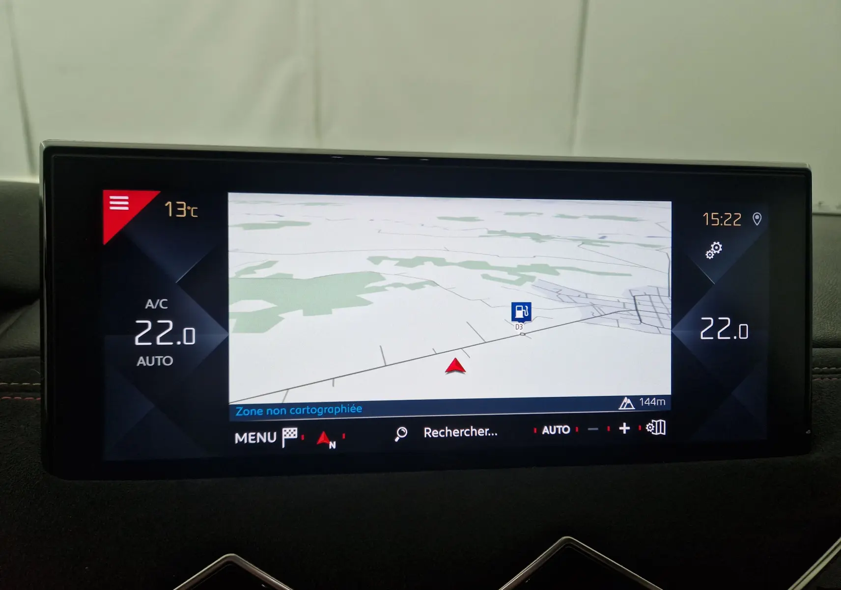 Écran central du DS3 Crossback noir 2019 affichant la navigation GPS et la température intérieure à 22°C en mode automatique.
