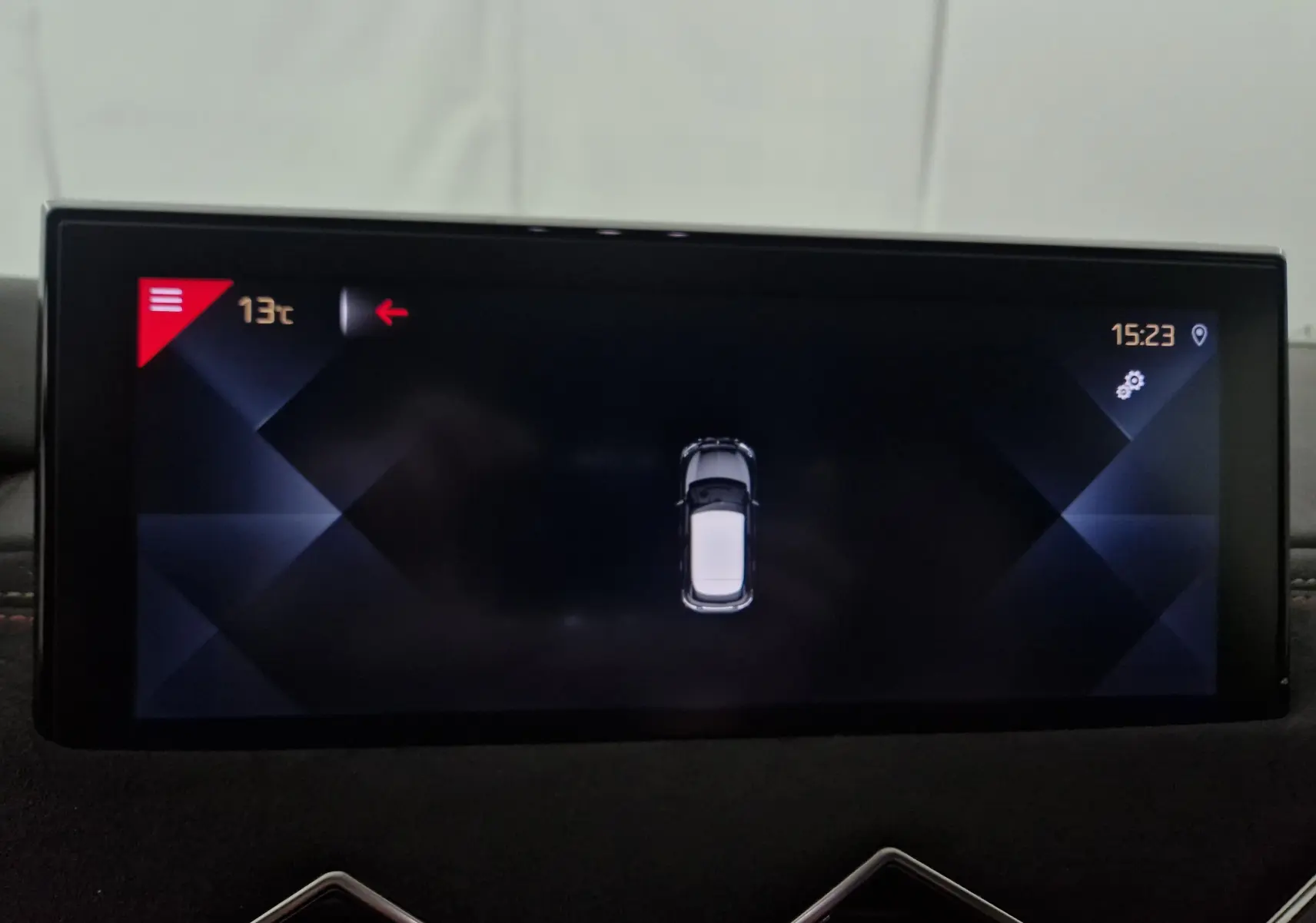 Écran central tactile du DS3 Crossback noir 2019 affichant la vue top-down du véhicule en stationnement.