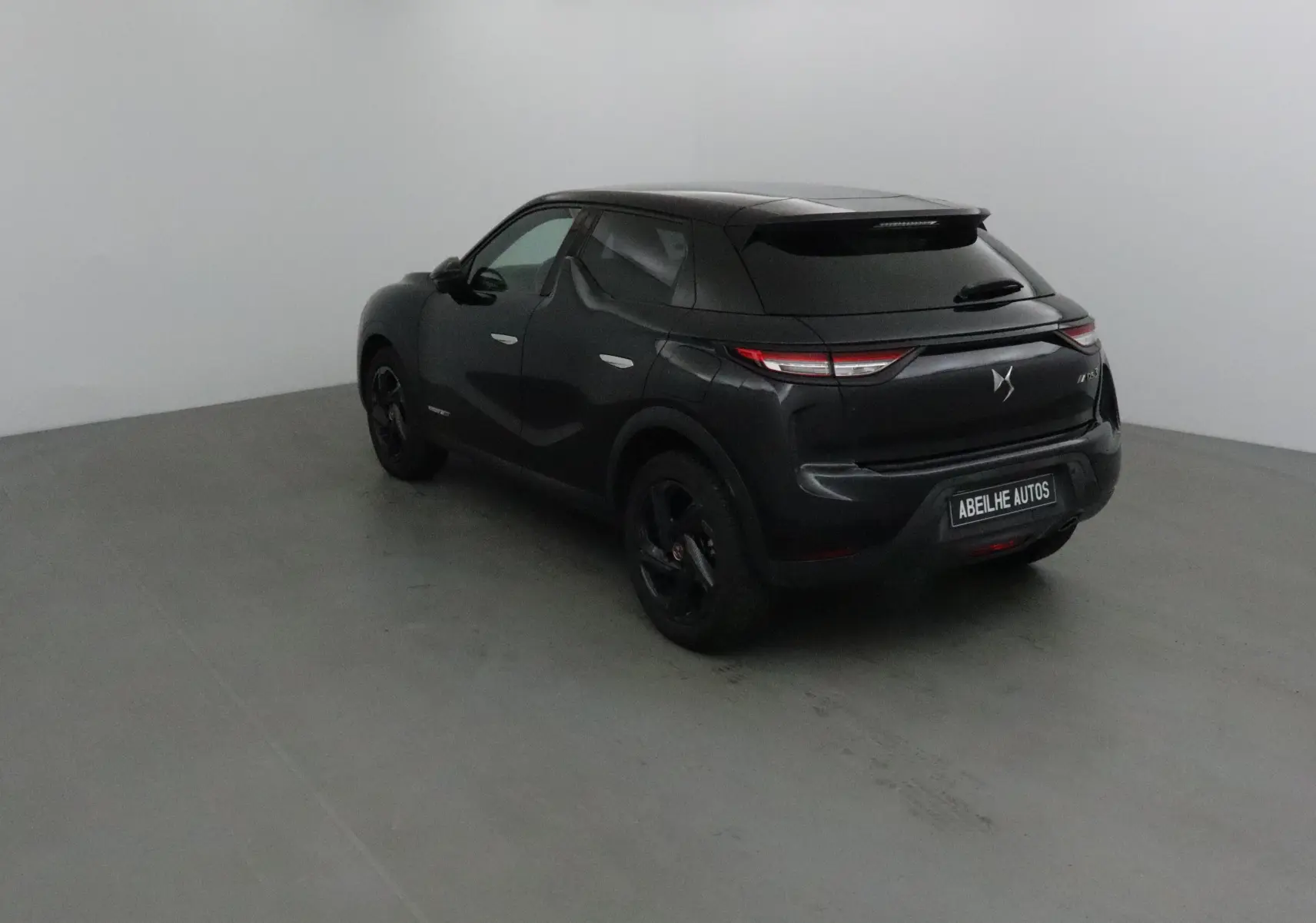 DS3 Crossback noir vue 3/4 arrière droit, soulignant ses feux LED fins et son design compact urbain.