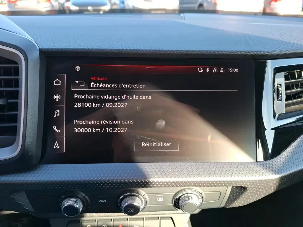 Gros plan sur la jante alu 17 pouces argentée et le pneu BFGoodrich d'une Audi A1 blanche, côté avant droit.