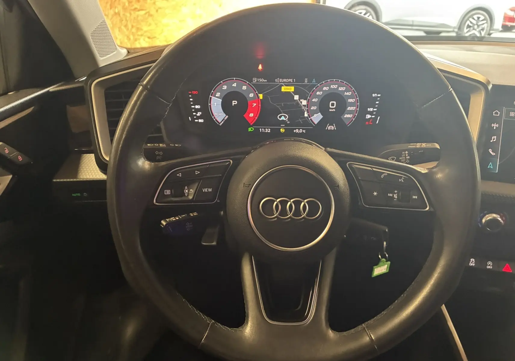Vue rapprochée du volant cuir multifonctions et du cockpit numérique de l'Audi A1 2022, intérieur noir.