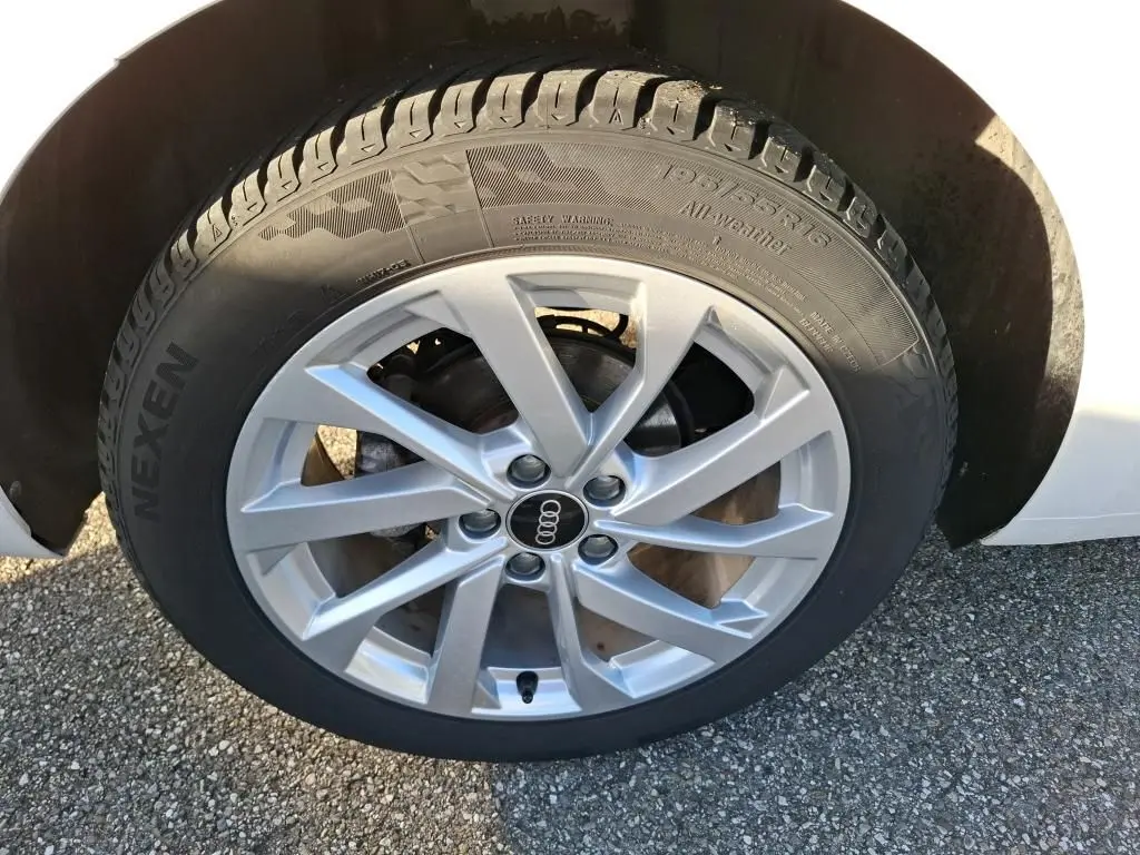 Vue arrière d'une Audi A1 blanche 30 TFSI avec feux LED et capteurs de stationnement visibles en intérieur.