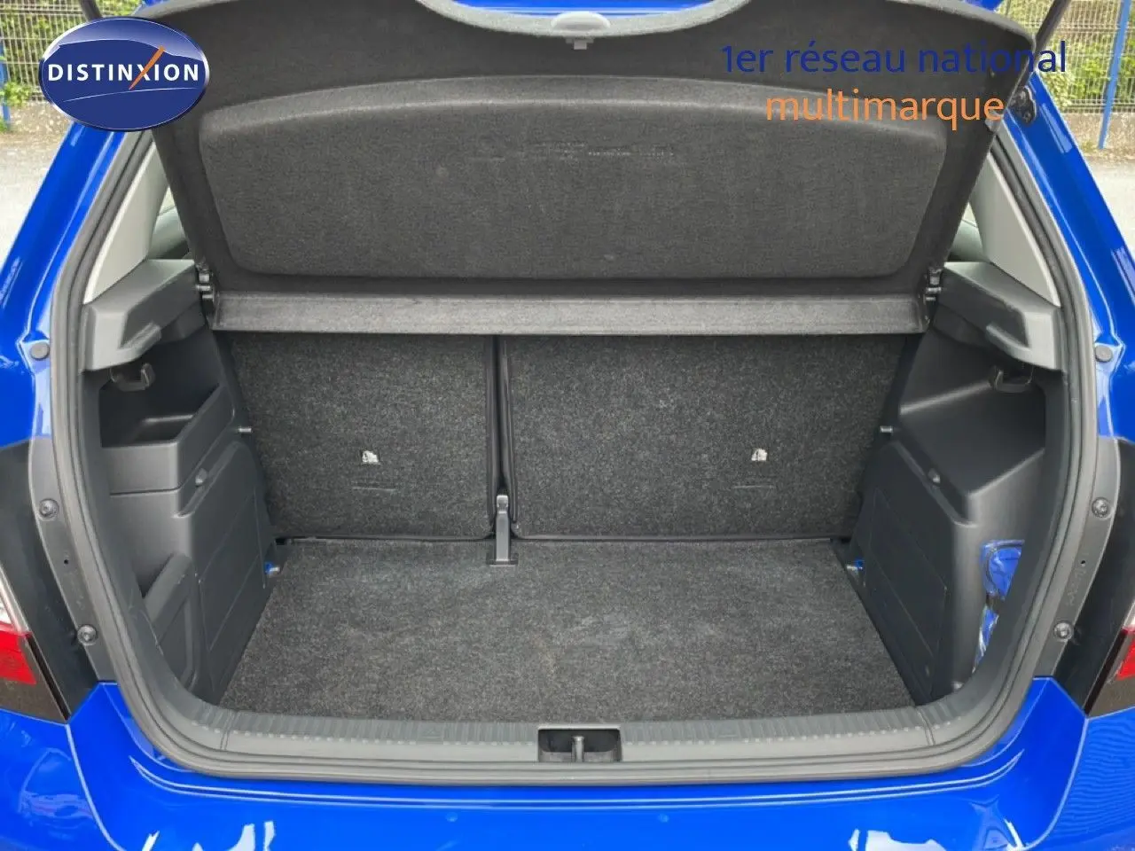 Gros plan sur la commande des clignotants et feux d’une Skoda Fabia 2019, intérieur noir avec tableau de bord partiel.