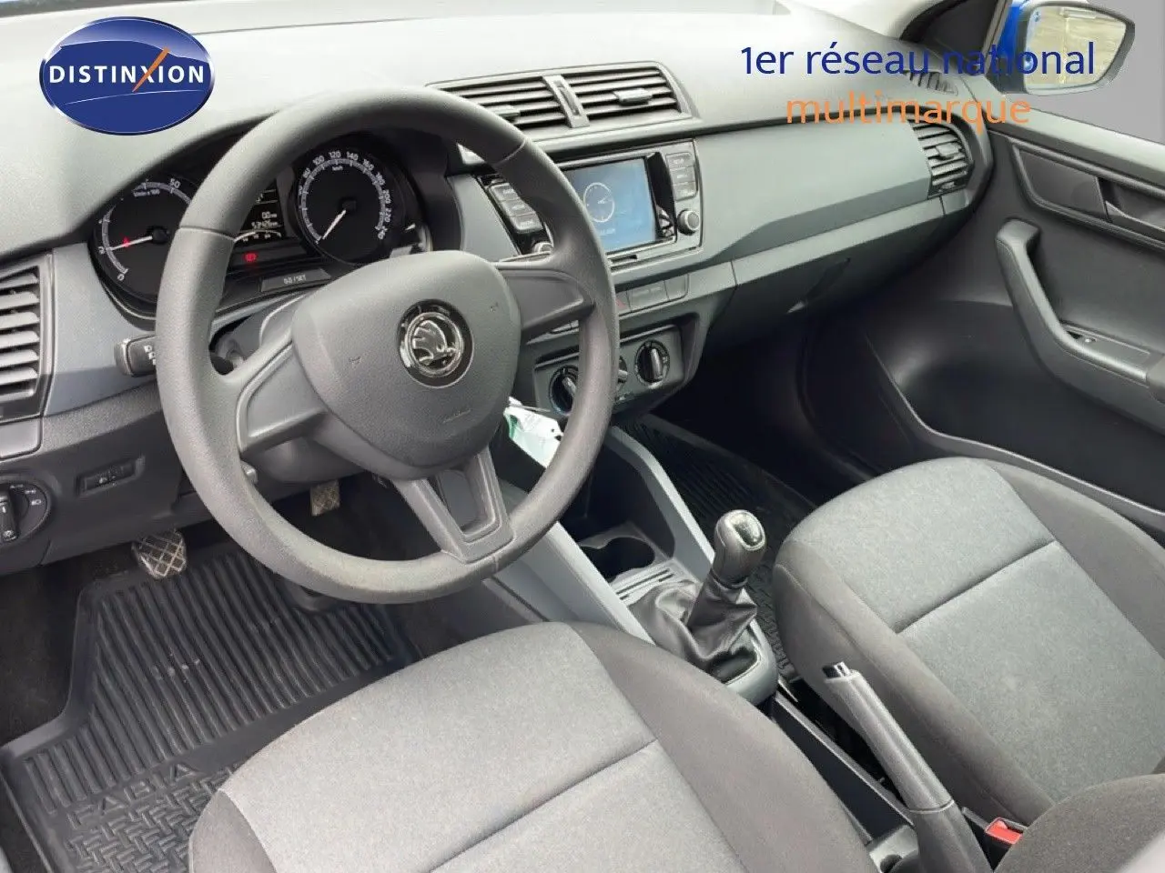 Gros plan sur la molette de réglage des phares dans l'habitacle d'une Skoda Fabia bleu énergie 2019.