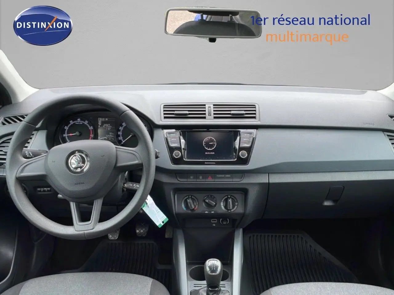 Gros plan sur les commandes de lève-vitres côté conducteur de la Skoda Fabia 1.0 TSI 95CH Active, intérieur noir.