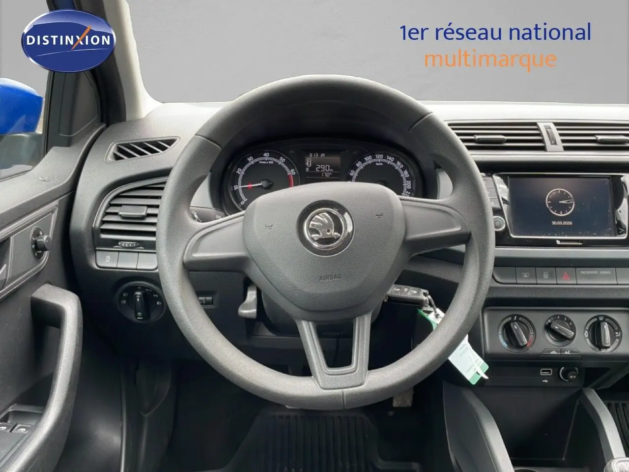 Gros plan sur le réglage des rétroviseurs côté gauche et la ventilation intérieure noire d'une Skoda Fabia bleu énergie.