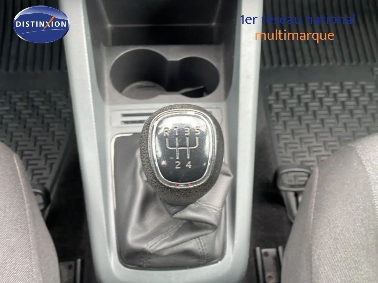 Vue rapprochée de la console centrale d’une Skoda Fabia 2019, montrant une prise USB et un allume-cigare 12V.