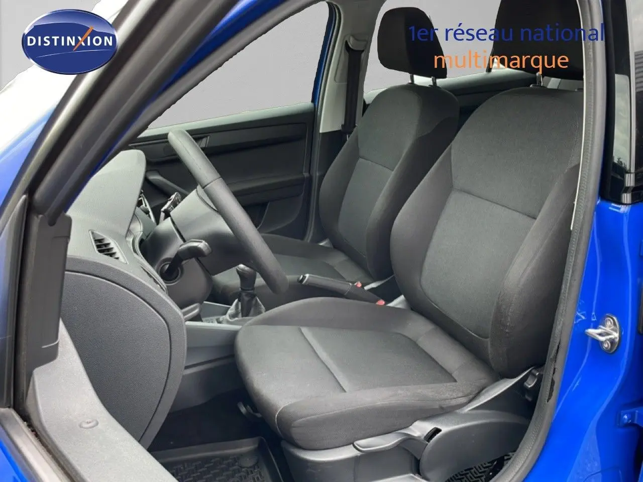 Gros plan sur les commandes de climatisation manuelle d’une Skoda Fabia bleu énergie, version 2019 essence.