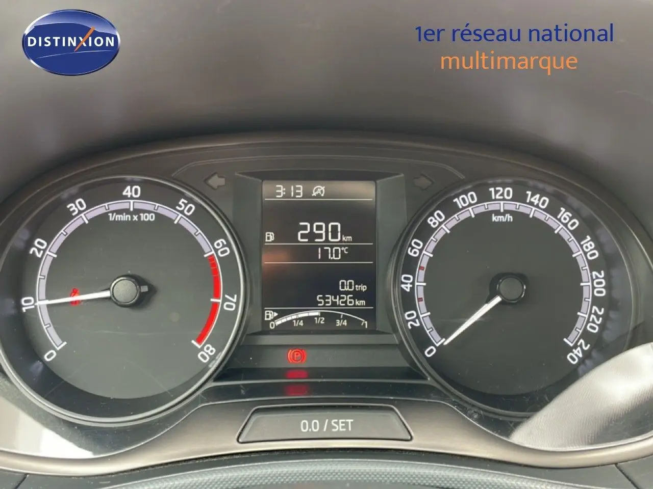 Gros plan sur l’écran tactile central et les commandes du tableau de bord d’une Skoda Fabia 2019, intérieur noir.