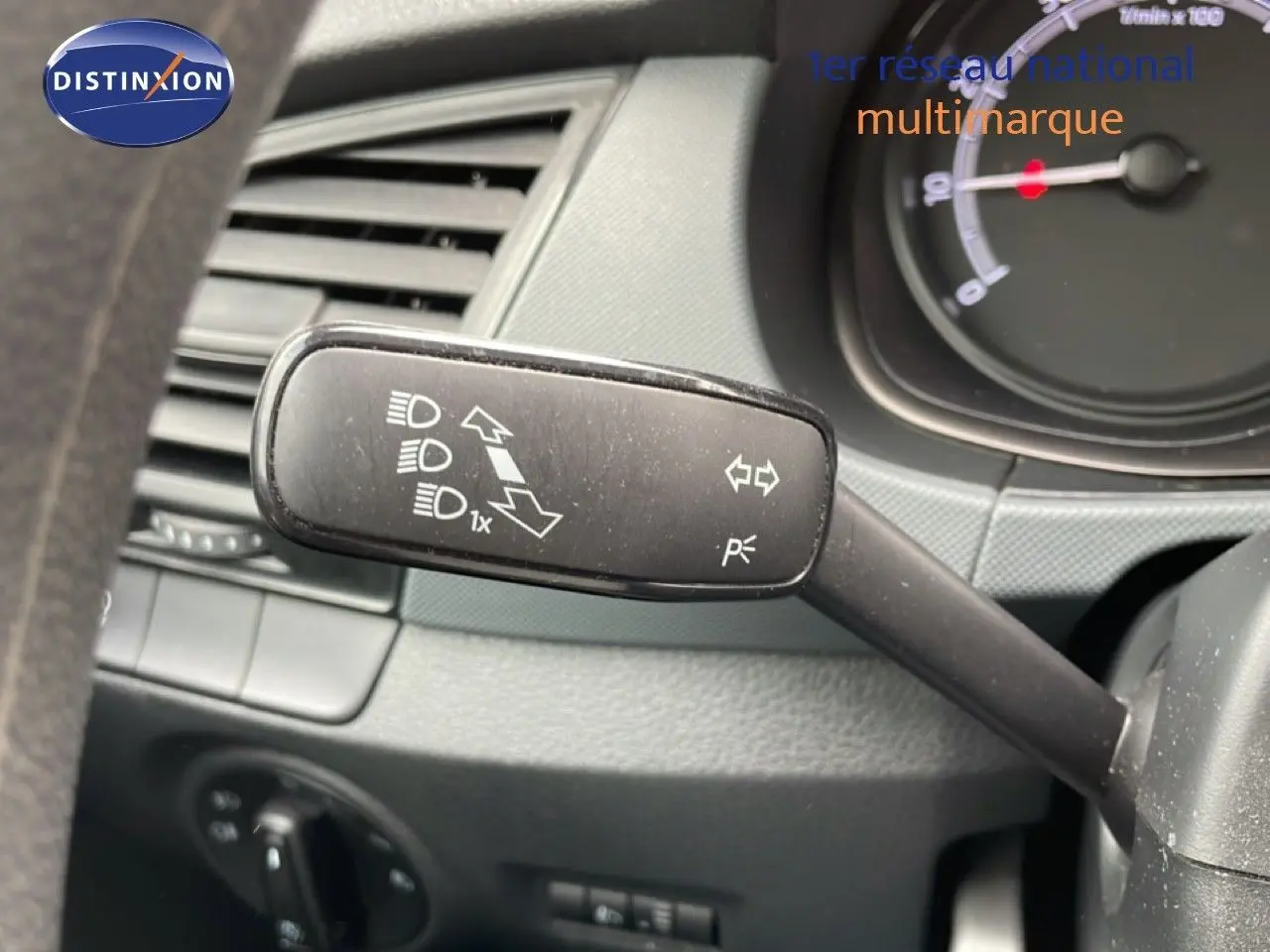 Écran central tactile du tableau de bord de la Skoda Fabia 2019 avec menu réglages du véhicule affiché.