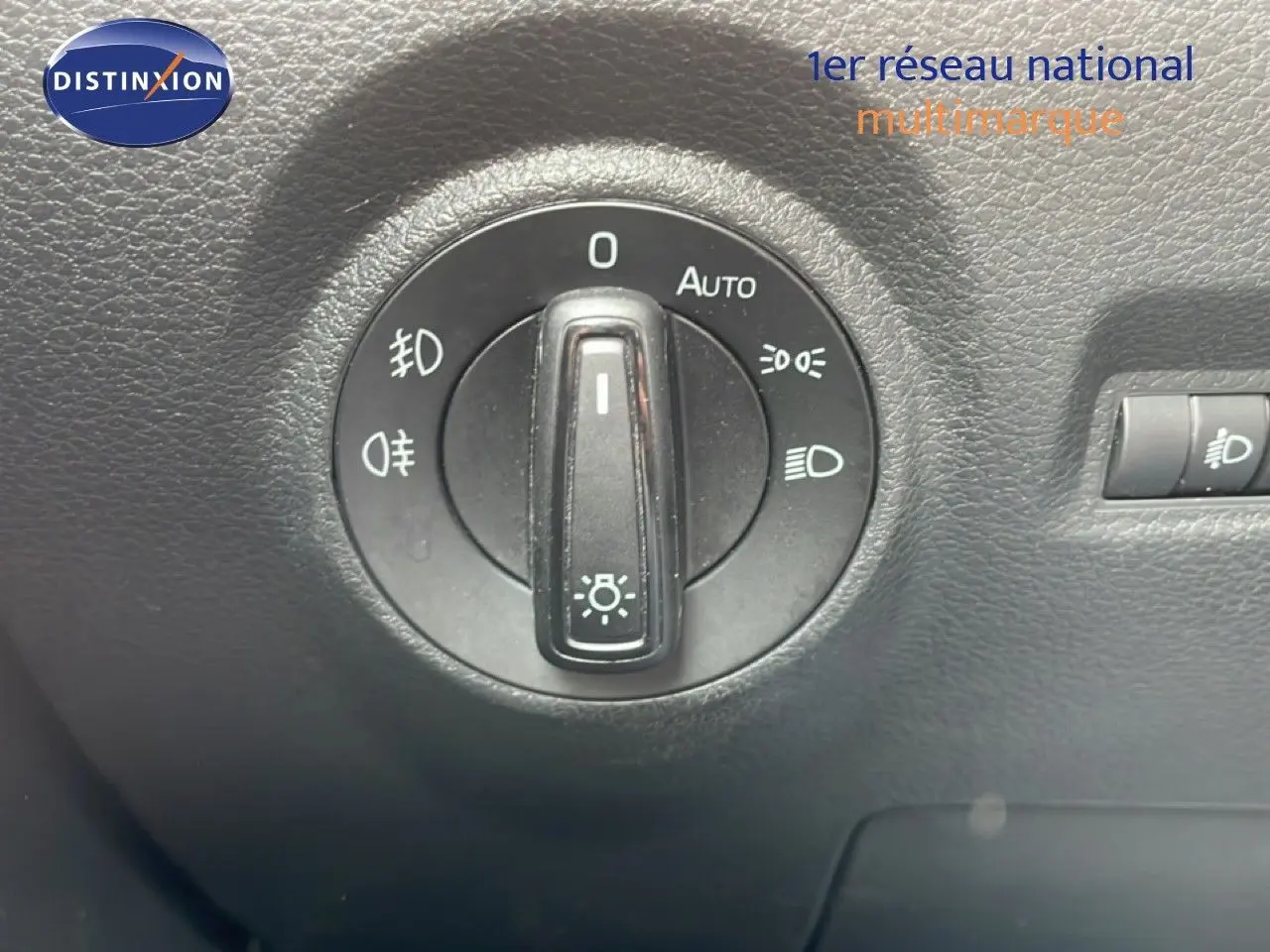 Gros plan sur l'écran central du tableau de bord de la Skoda Fabia 2019 avec affichage du contrôle de l'état des pneus.