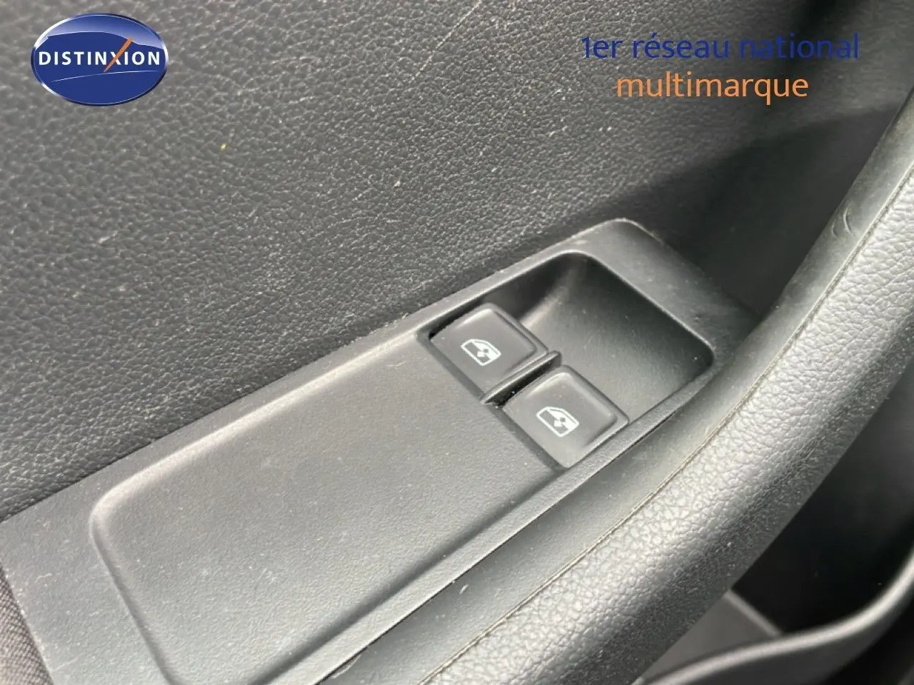 Gros plan sur le bouton de désactivation du système start-stop dans l’habitacle noir de la Skoda Fabia bleu énergie.
