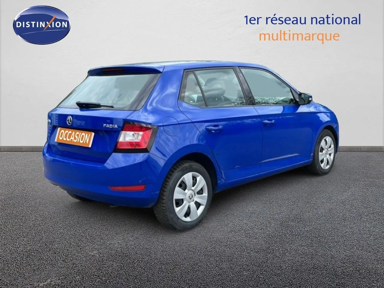 Vue intérieure côté conducteur d'une Skoda Fabia bleu énergie 2019, montrant le tableau de bord et la boîte manuelle.