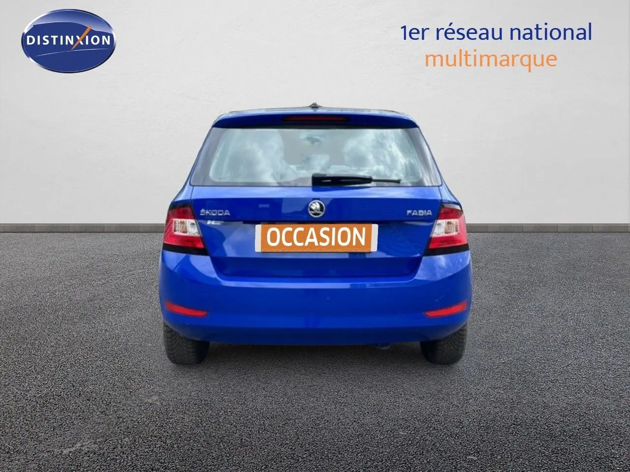 Gros plan sur la commande d’essuie-glace du tableau de bord d’une Skoda Fabia bleu énergie de 2019.