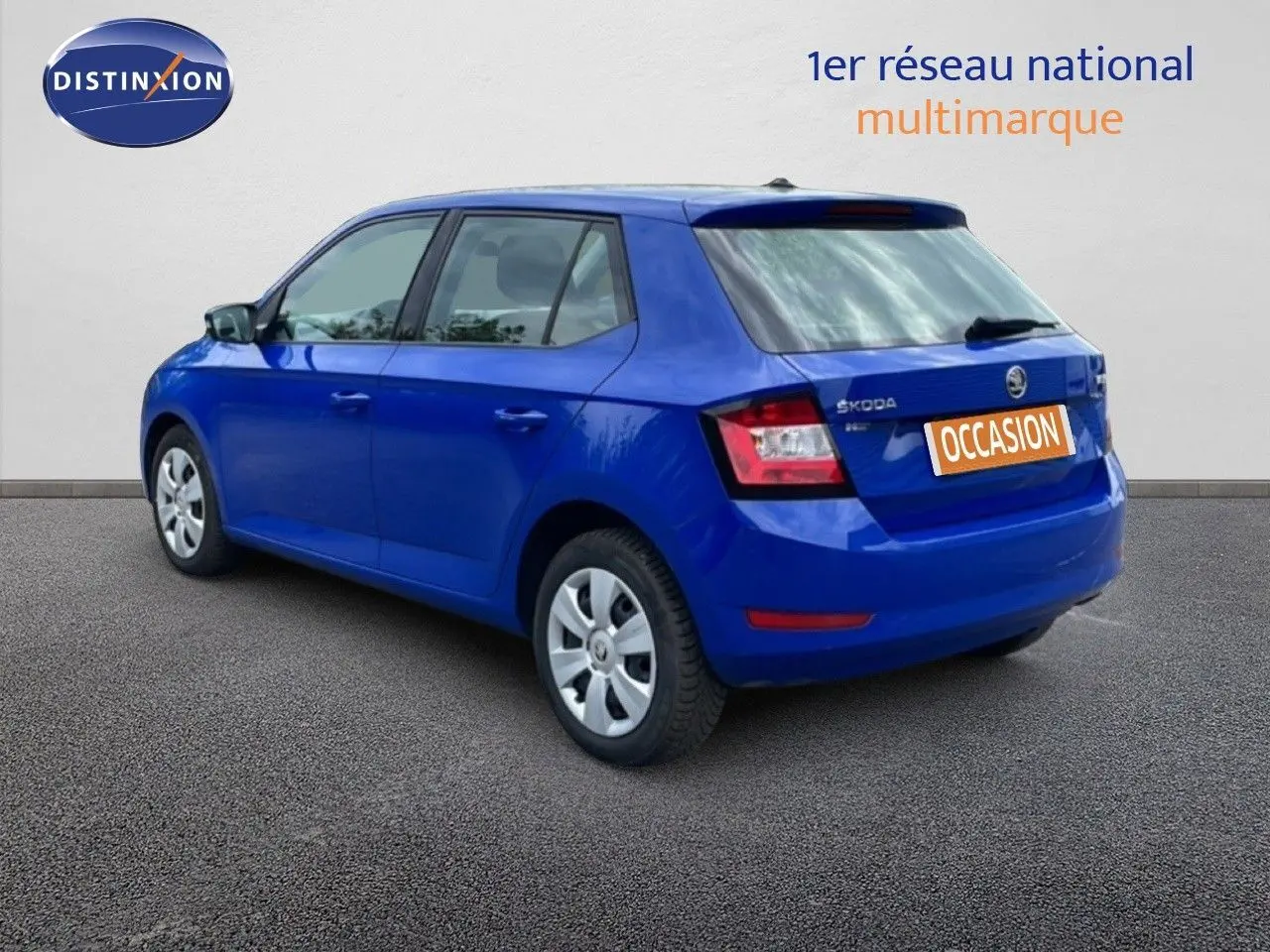 Coffre ouvert vu de l'arrière d'une Skoda Fabia bleu énergie 2019, avec quatre pneus posés à l'intérieur.