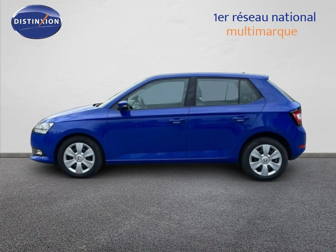 Vue rapprochée de la porte avant gauche ouverte d’une Skoda Fabia bleu énergie, montrant la garniture intérieure noire.