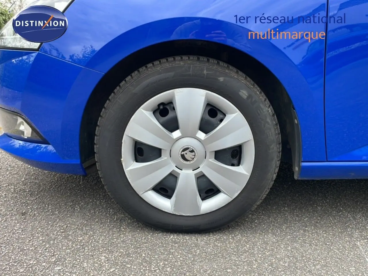 Vue plongeante sur l’intérieur côté conducteur d’une Skoda Fabia bleu énergie 2019 avec siège tissu noir ouvert.