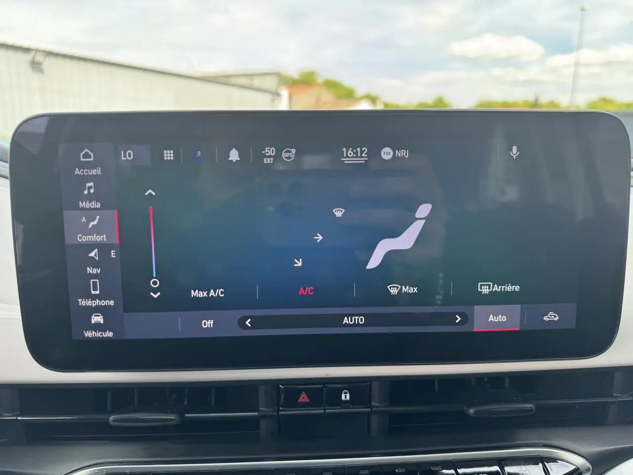 Écran tactile central de la Fiat 500 électrique 2022 affichant le menu climatisation en mode automatique.