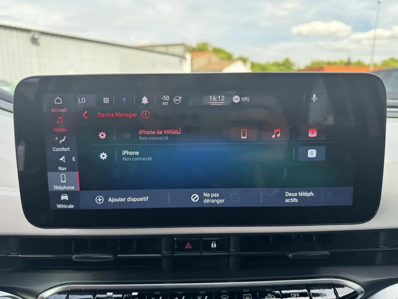 Écran tactile central du tableau de bord de la Fiat 500 électrique blanche, affichant le menu téléphone et média.