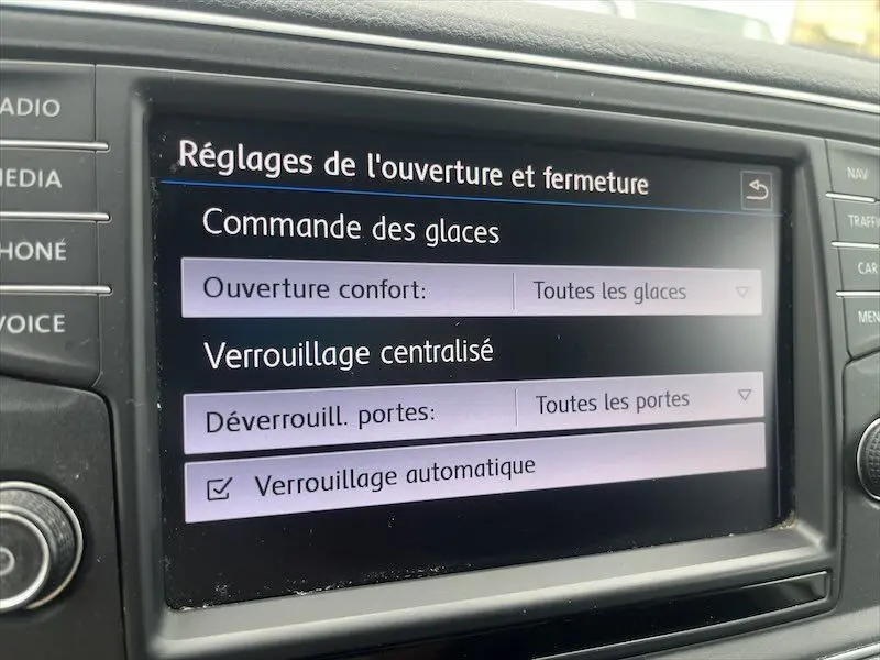 Écran tactile du système multimédia du Volkswagen Crafter affichant les réglages d'ouverture, fermeture et verrouillage centralisé.