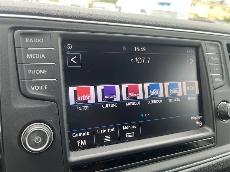 Écran tactile central du tableau de bord d'un Volkswagen Crafter 2019, affichant les stations radio FM.