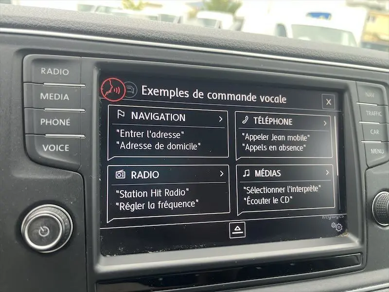 Écran tactile du système multimédia du Volkswagen Crafter Fourgon 2019 montrant les commandes vocales en français.