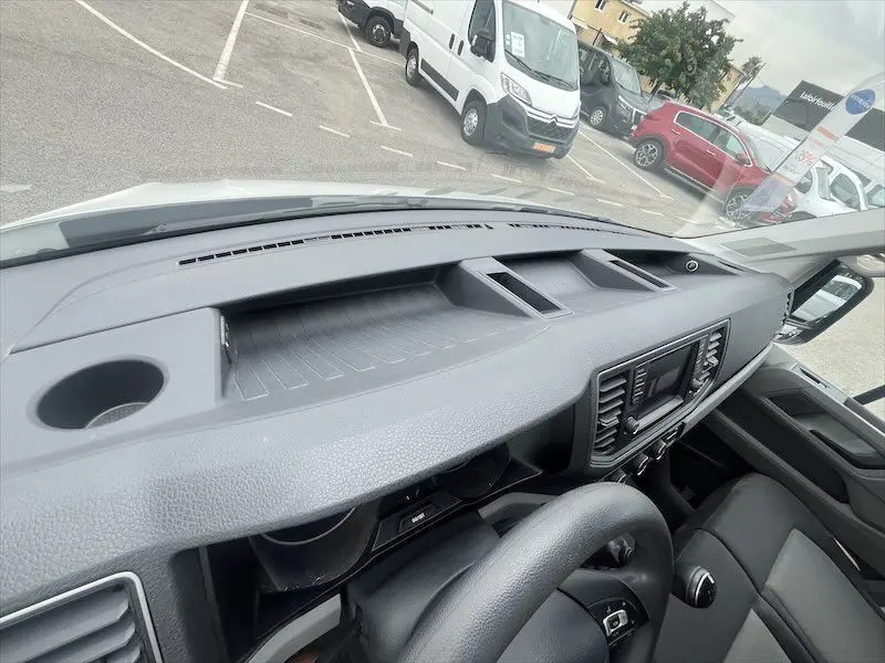 Tableau de bord noir du Volkswagen Crafter L3H3 Business Line 2019, vue intérieure côté conducteur avec volant et console centrale.