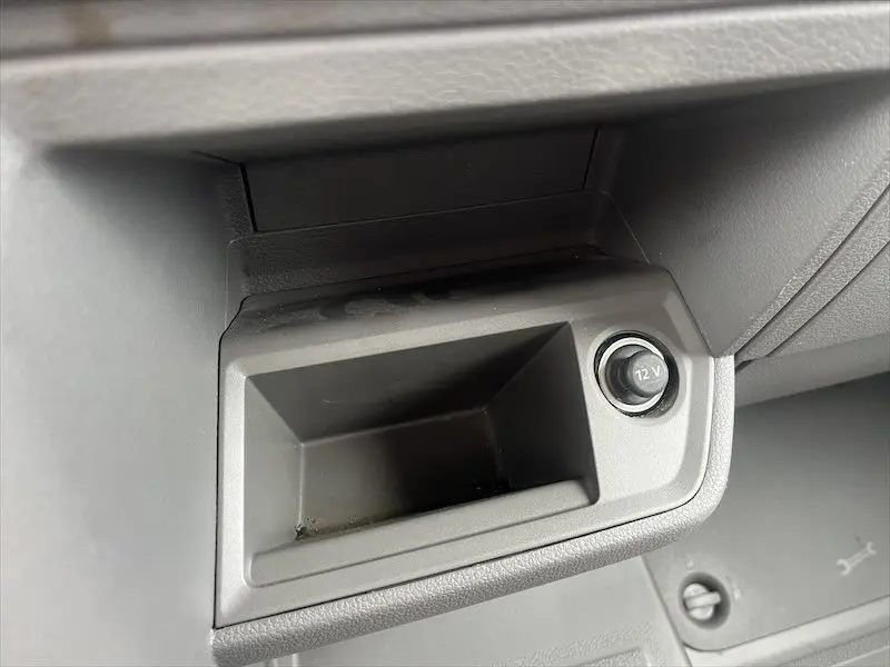 Prise 12V et rangement intégré dans la console centrale du Volkswagen Crafter Fourgon blanc, version Business Line 2019.