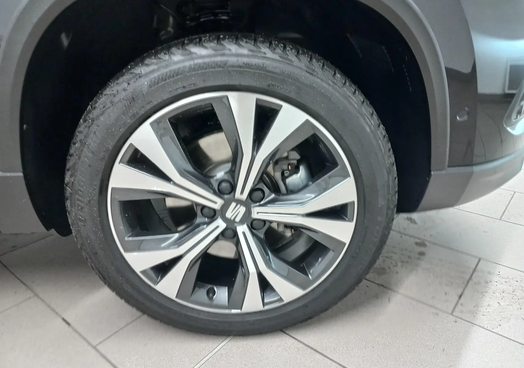 Gros plan sur la jante alliage 18'' usinée du SEAT Ateca 2.0 TDI 150 DSG7 Copa noir Magic Nacré, côté avant droit.