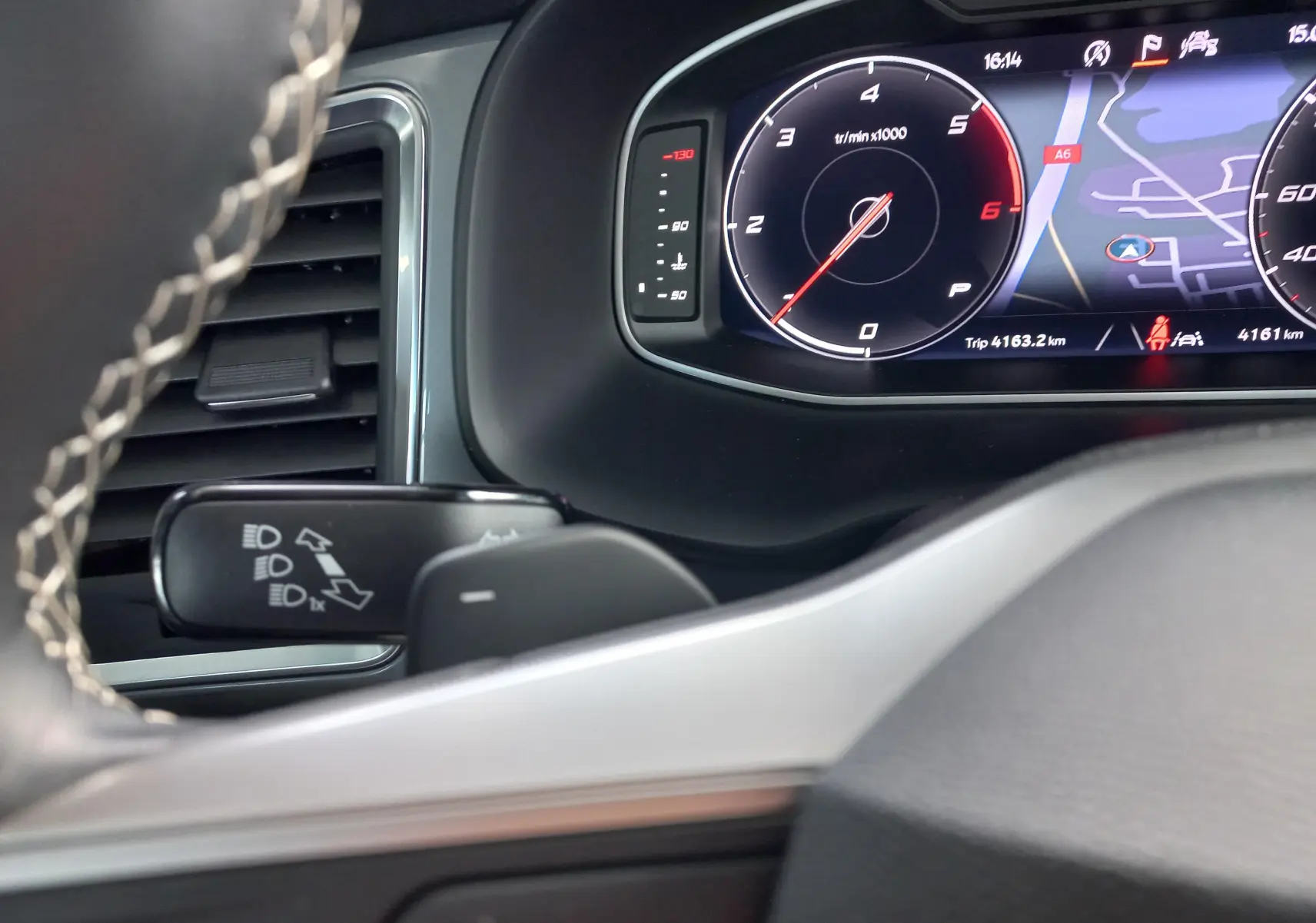 Vue rapprochée du tableau de bord numérique du SEAT Ateca 2.0 TDI 150 DSG7 COPA avec affichage du compte-tours et navigation.