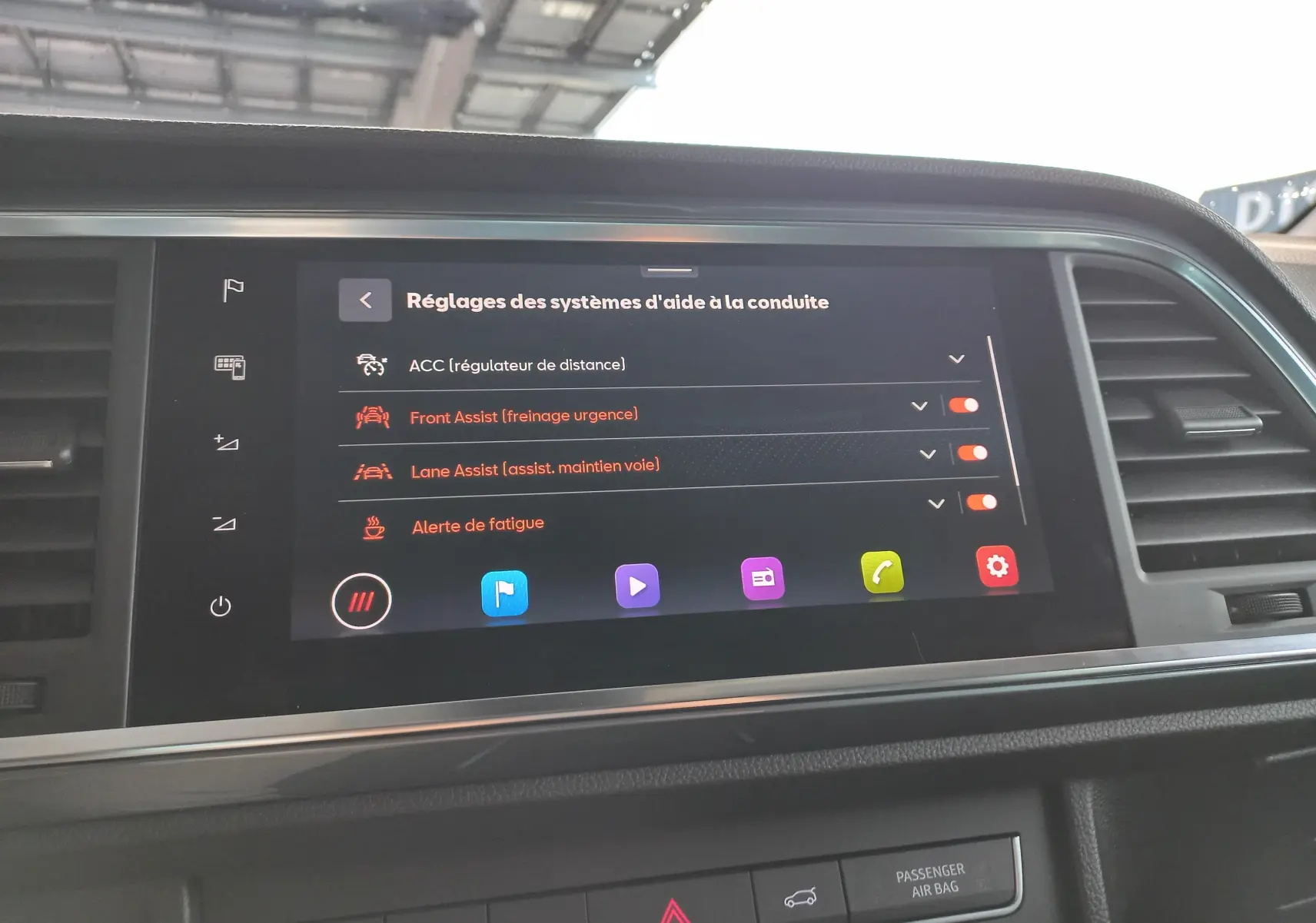 Écran tactile du tableau de bord du SEAT Ateca 2025 affichant les réglages des aides à la conduite.